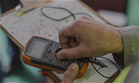 VL-01-S1-Plombier Un électricien à Lamotte Beuvron qui utilise un testeur