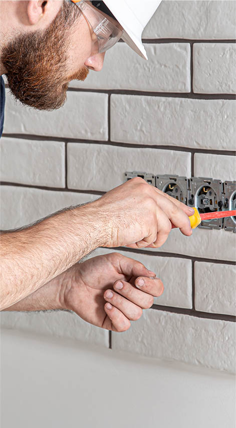 Un électricien qui installe une prise