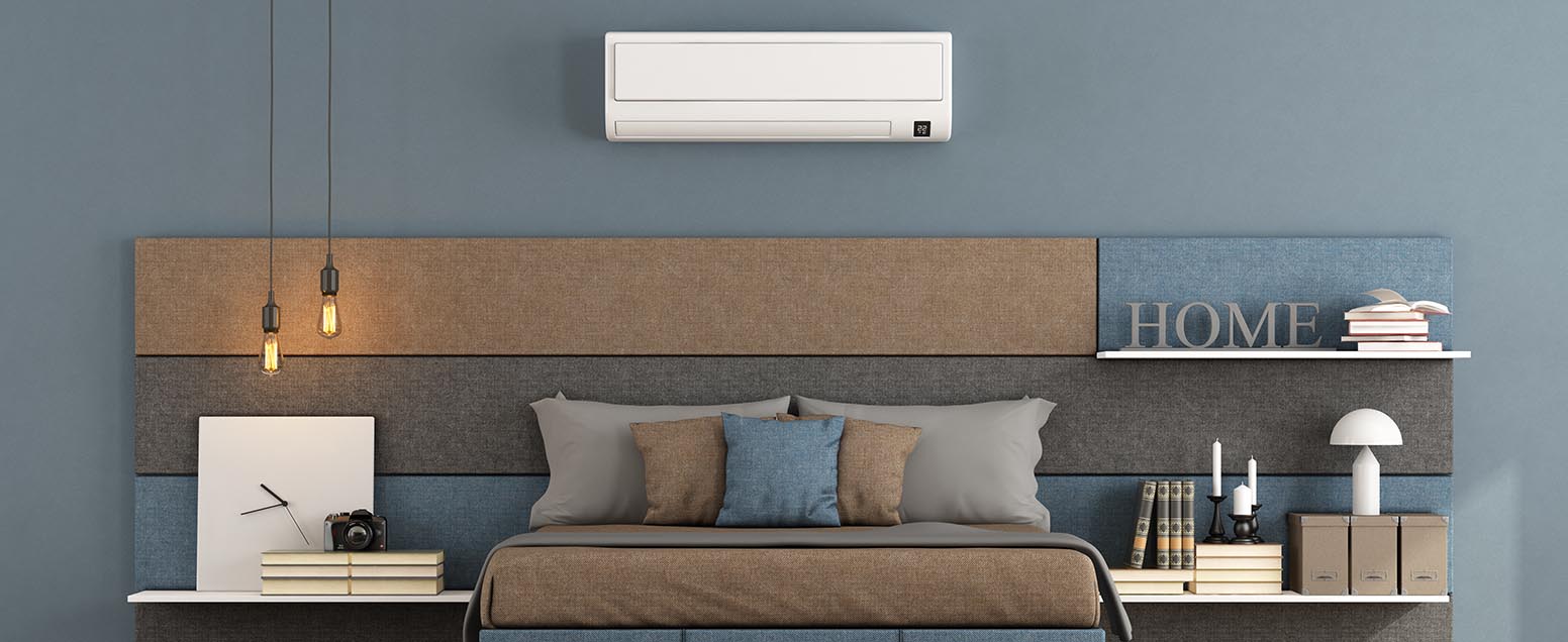 Un climatiseur installé au dessus d'un lit