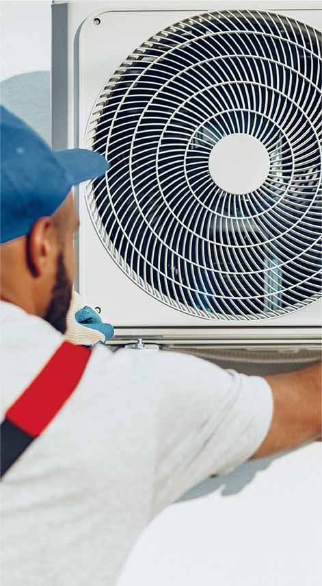 Un technicien qui pose une pompe à chaleur