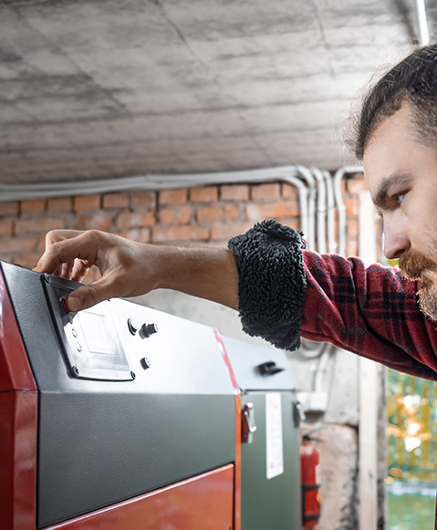 Un salarié qui entretien une chaudière