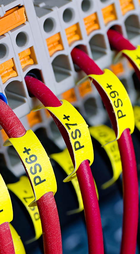 Un électricien qui répare un tableau électrique