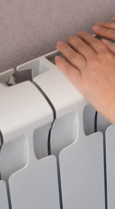 Un électricien qui installe une prise
